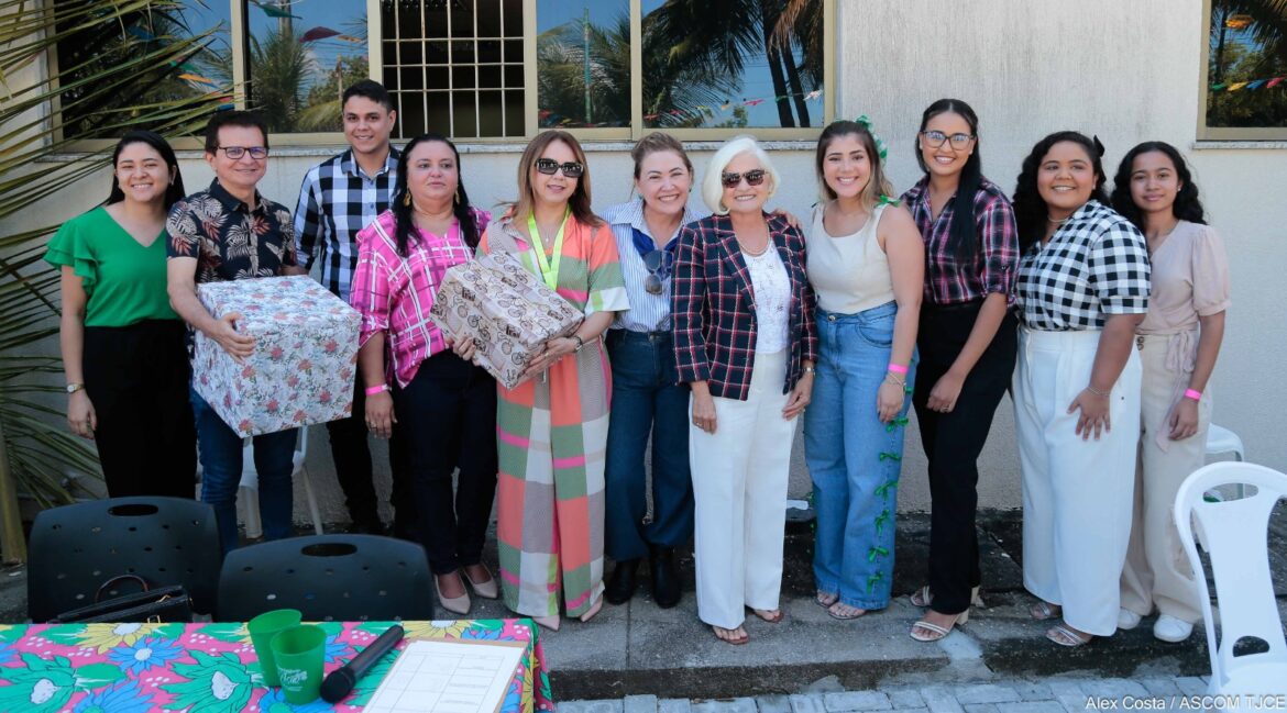 Foto com várias mulheres e homens que participaram da competição