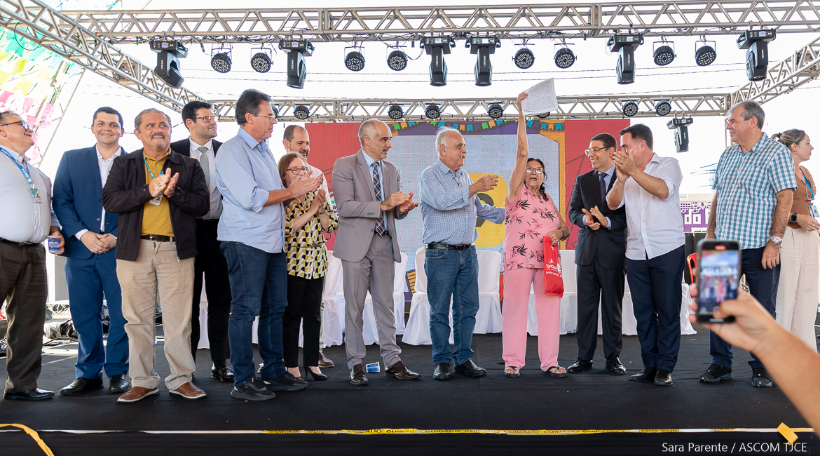 Foto com várias pessoas em cima do palco Foto com várias pessoas em cima do palco