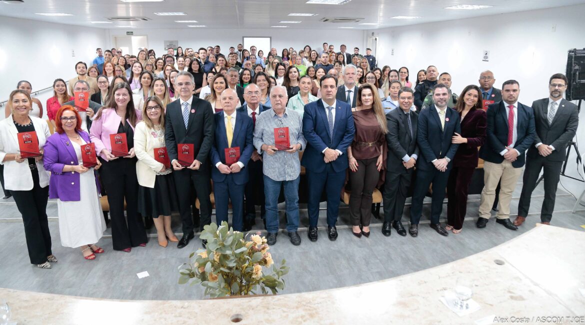 Foto com os participantes do evento que celebrou dez anos do projeto Foto com os participantes do evento que celebrou dez anos do projeto