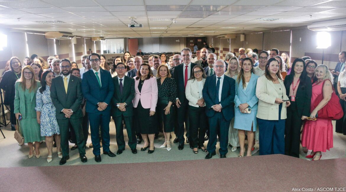 Foto com várias pessoas que participaram do evento