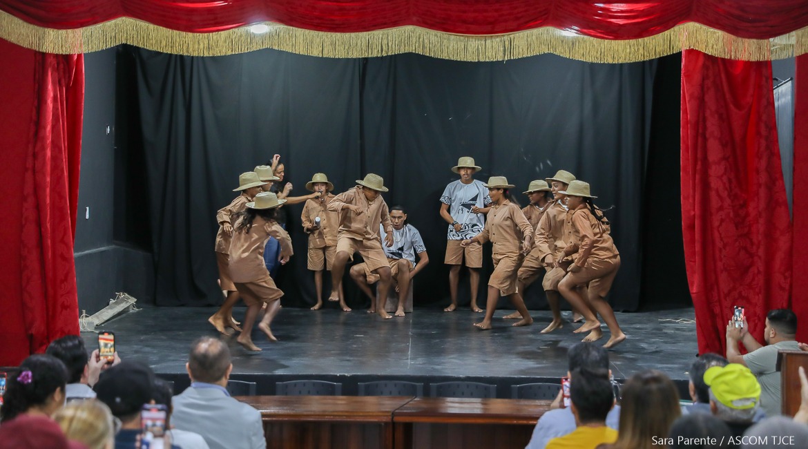 Várias pessoas dançando no palco Várias pessoas dançando no palco
