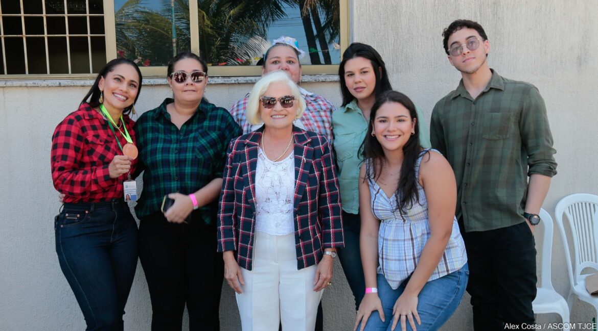 Foto com várias mulheres e um homem que participaram da competição