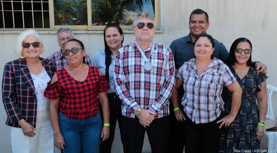 Várias pessoas que participaram da competição posando para a foto