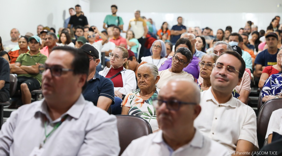 Foto com várias pessoas presentes no auditório Foto com várias pessoas presentes no auditório