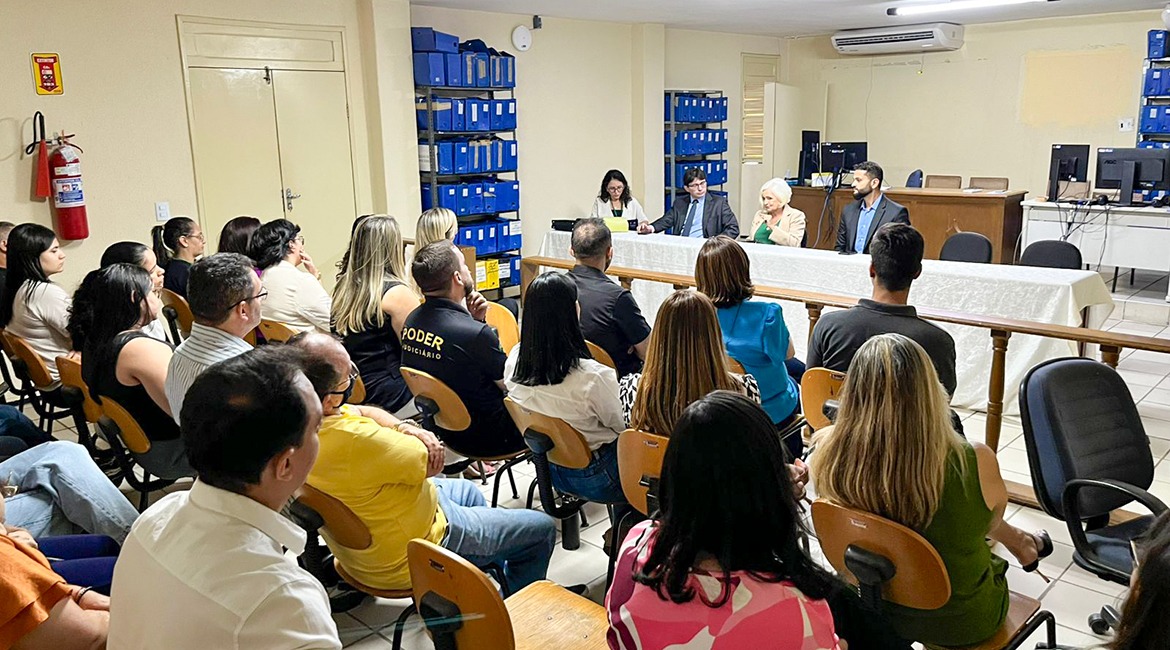 Foto com a imagem do público sentado durante a reunião com a equipe da Corregedoria Foto com a imagem do público sentado durante a reunião com a equipe da Corregedoria