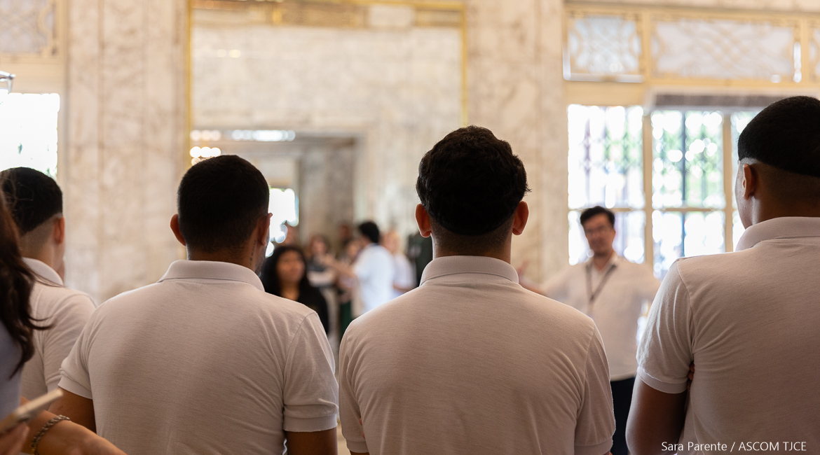 Foto de vários jovens de costas Foto de vários jovens de costas