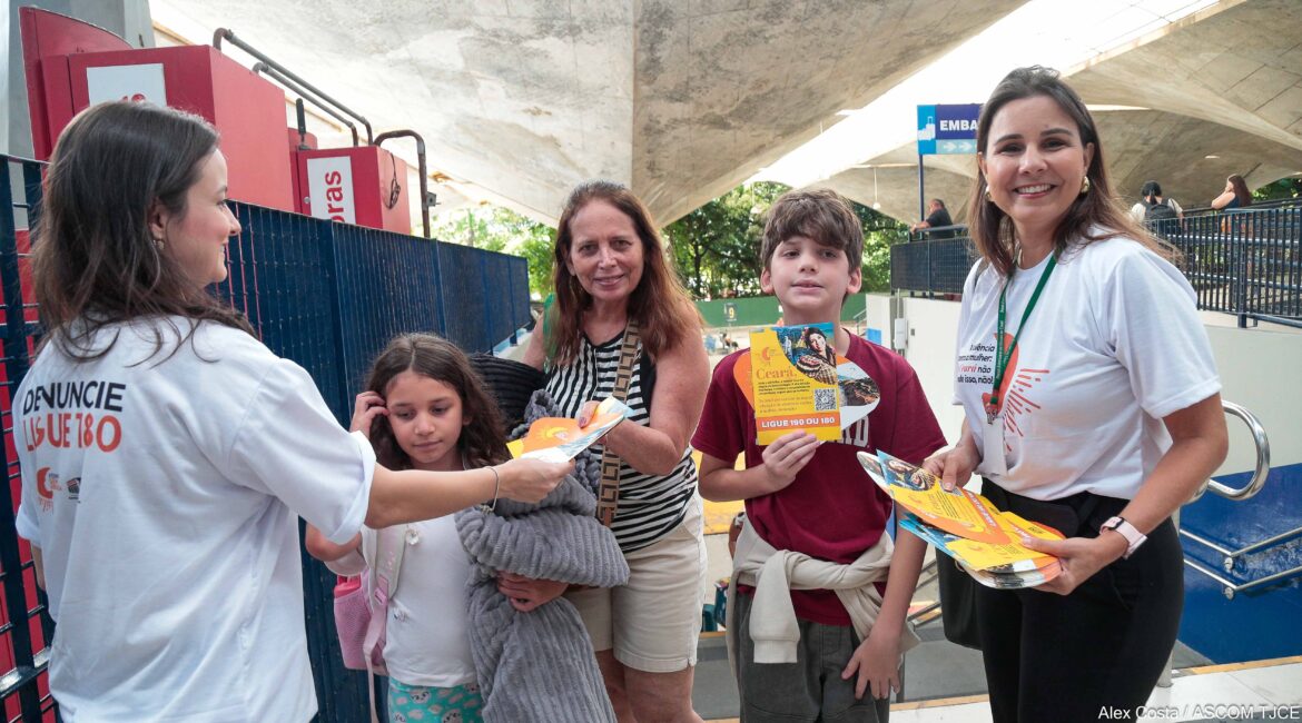 Foto com três mulheres e um casal de crianças