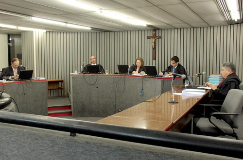 Presos com 1 kg de cocaína e R$ 17,9 mil devem permanecer presos