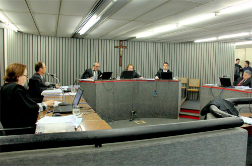 Policiais acusados de matar pedreiro devem permanecer presos