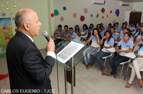Juiz profere palestra sobre conciliação para estudantes do bairro Mondubim