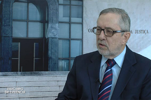 Corregedor-geral da Justiça do Ceará é entrevistado no programa “Judiciário em Evidência”