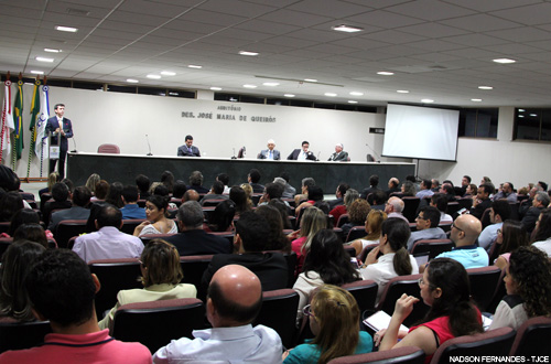 Operadores do Direito lotam auditório da Esmec na abertura do III Ciclo de Palestras