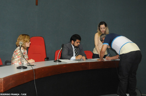 3ª Vara da Infância entrega 14 mandados de inscrição da sentença de adoção