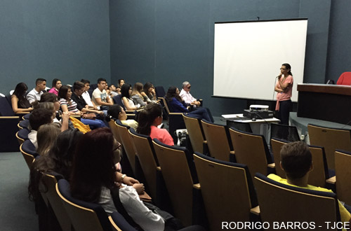 Alunos da Unifor participam de visita guiada no Fórum