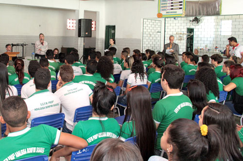 Magistrada profere palestra sobre conciliação para estudantes do bairro Conjunto Esperança