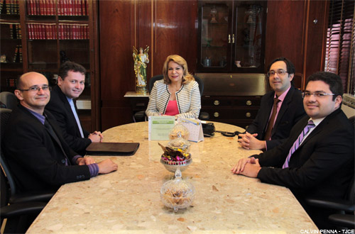 Magistrados do Crato apresentam iniciativas desenvolvidas à presidente do TJCE