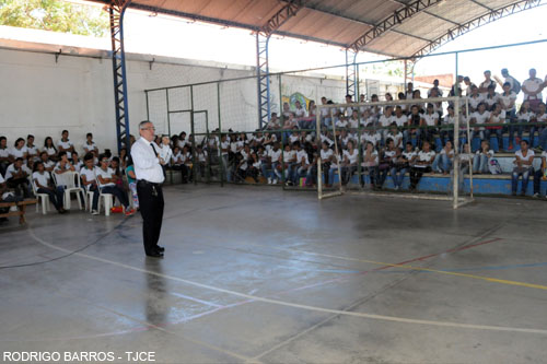 Alunos de escola do bairro Edson Queiroz assistem à palestra sobre Poder Judiciário