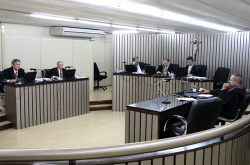 Motoqueiro vítima de acidente causado por fio de rede telefônica será indenizado em R$ 11 mil