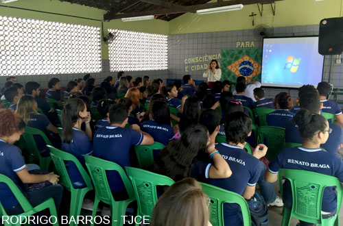 Estudantes do colégio Renato Braga elogiam palestra de juíza