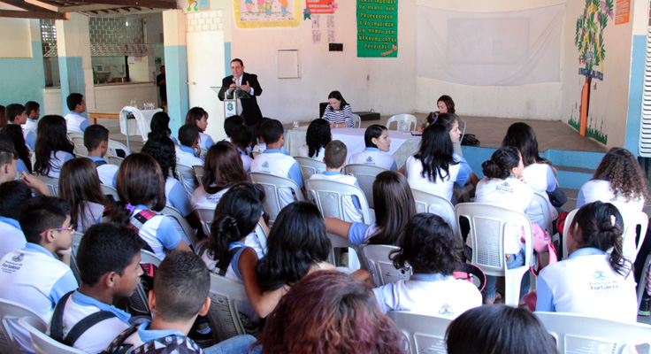 Estudantes da Lagoa Redonda assistem à palestra sobre o Judiciário