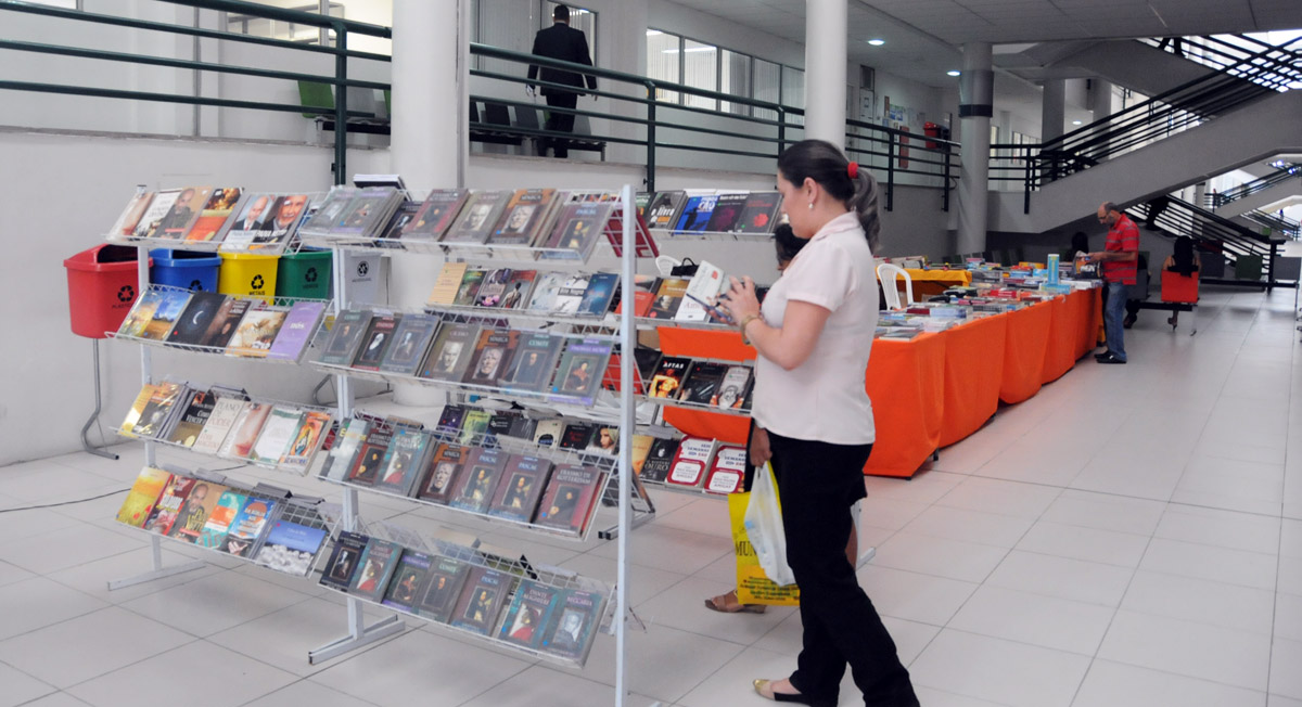 Projeto literário disponibiliza livros a preços acessíveis no Fórum