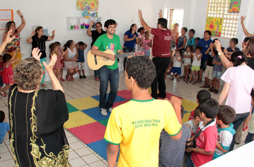 Cejai inicia a semana da criança com entrega de brinquedos na Casa Abrigo