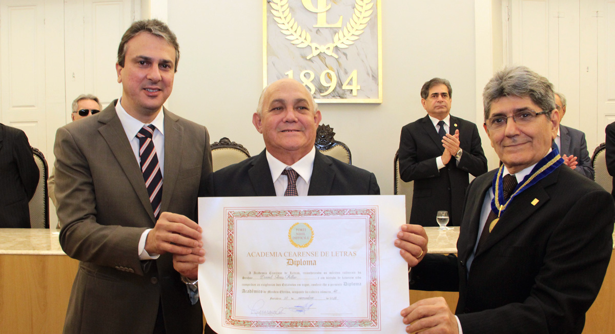 Desembargador Durval Aires é empossado na Academia Cearense de Letras