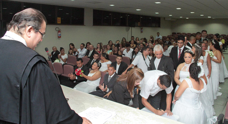 Casamento coletivo une 17 casais na Esmec