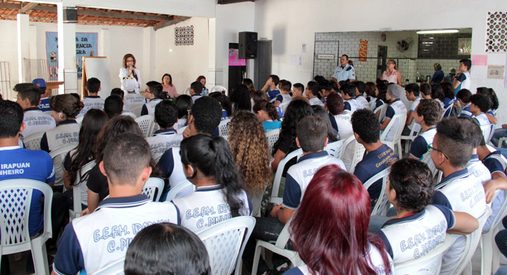 Alunos de escola do bairro Conjunto Esperança assistem palestra sobre a importância da votação