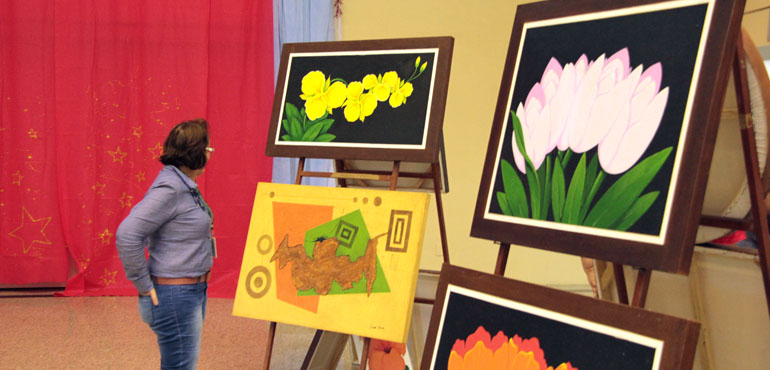 Produtos artesanais produzidos por jovens abrigados estão expostos no Tribunal