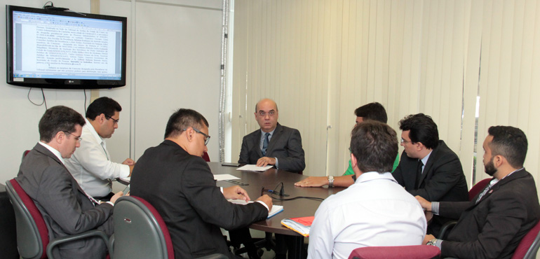 Comissão do TJCE recebe representantes do Sindjustiça