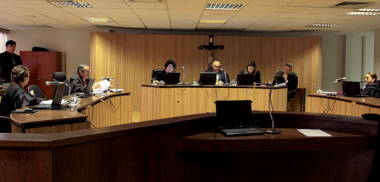 Professora que teve negado pagamento de  seguro deve ser indenizada em R$ 52 mil