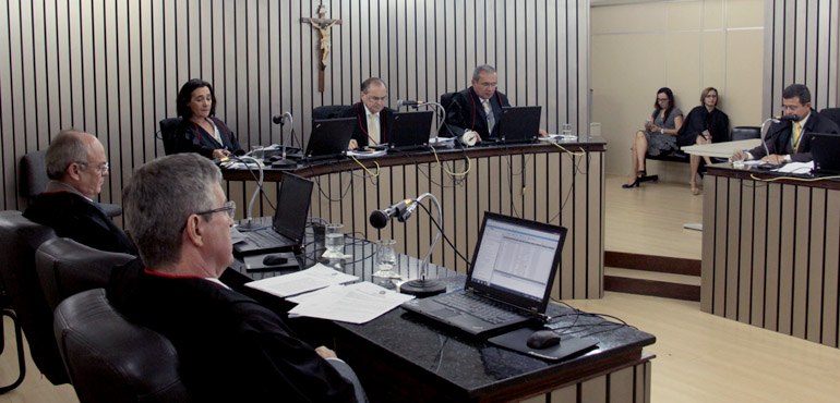 Casal que teve residência demolida e não pôde retirar bens deve ser indenizado