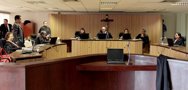 Cliente que recebeu cobrança ilegal deve receber R$ 8 mil de indenização