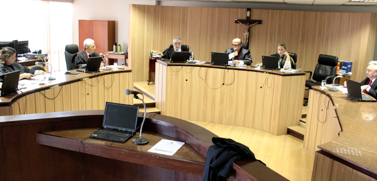 Empresa telefônica deve pagar R$ 10 mil  para professor vítima de fraude