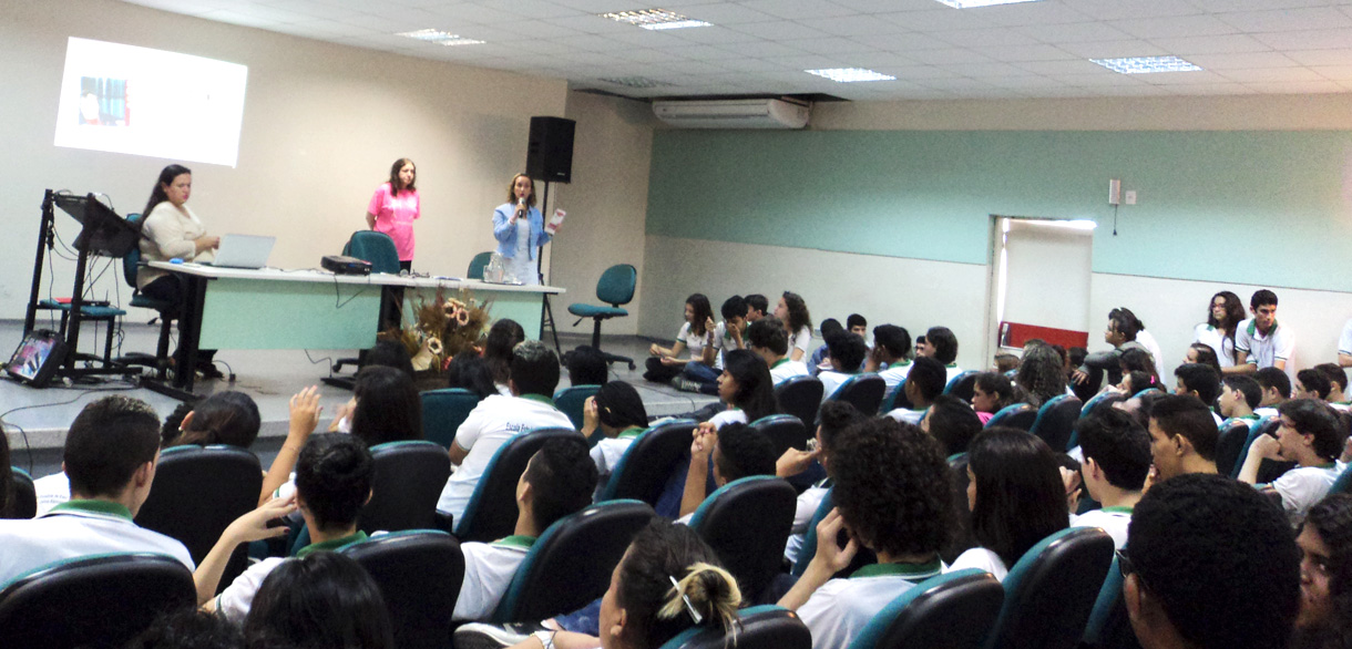 Juizado da Mulher profere palestra  para alunos de escola estadual