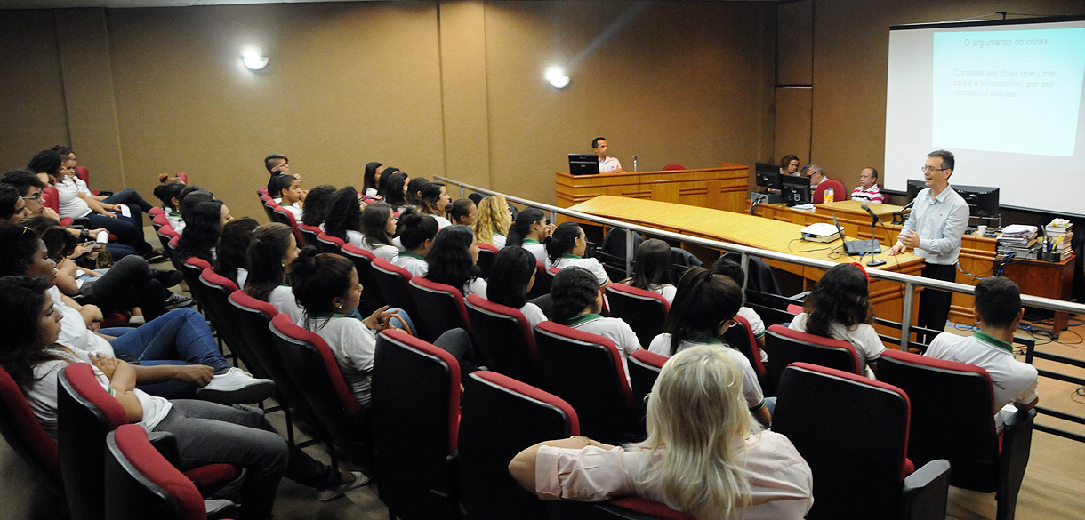 Fórum recebe visita de estudantes da Escola Estadual Paulo Petrola