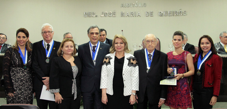 Personalidades são homenageadas em solenidade de comemoração dos 30 anos da Esmec