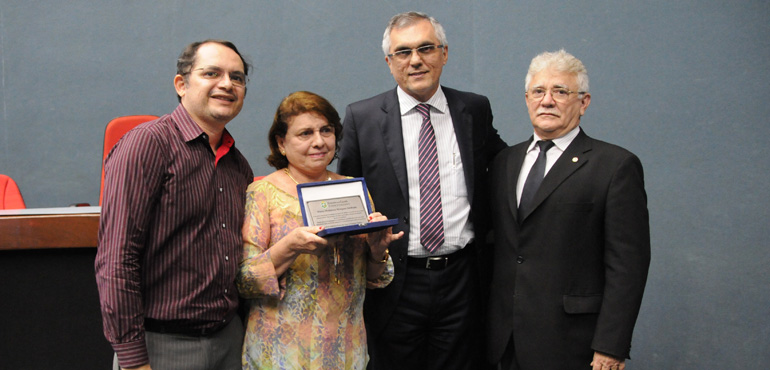 Servidora é homenageada pelos 40 anos dedicados ao Judiciário