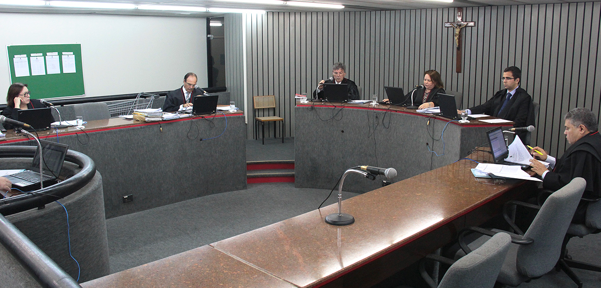 Negado habeas corpus para acusado  de homicídio triplamente qualificado