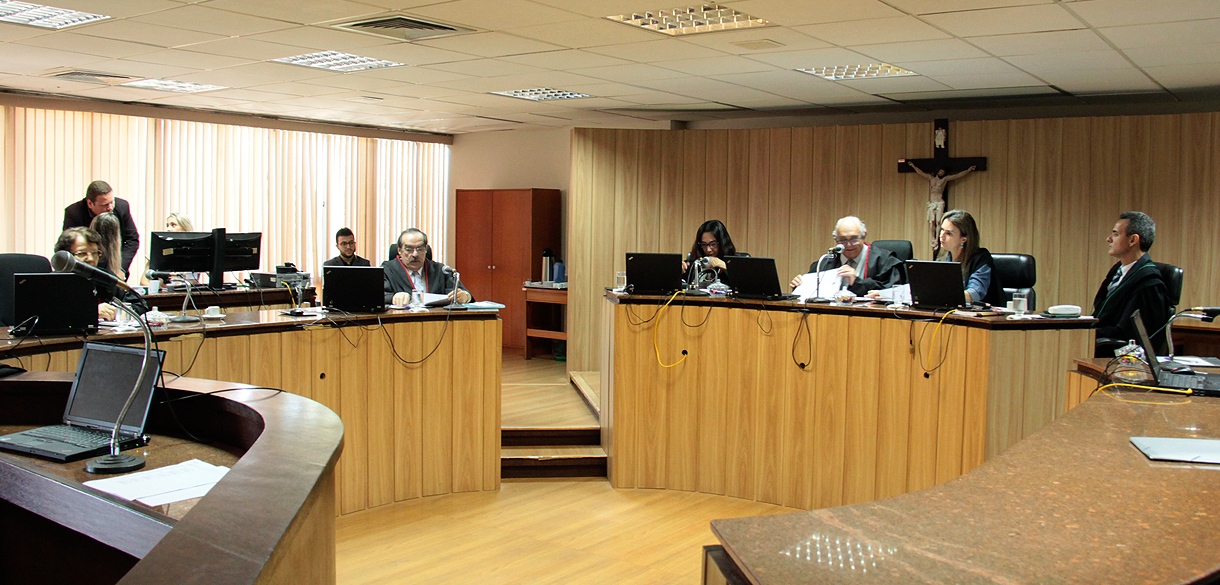 Dona de casa que teve procedimentos  cirúrgicos negados deve ser indenizada