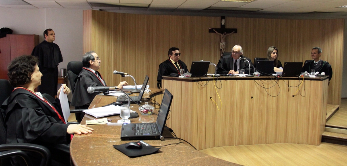 Unimed de Fortaleza deve indenizar aposentado e filhos por negativa de cirurgia