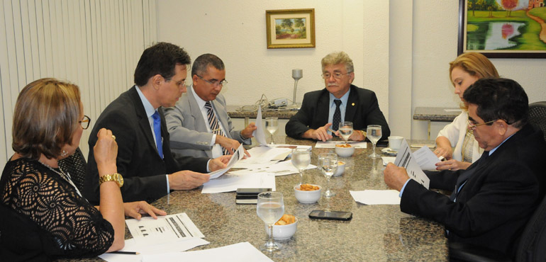 Desembargador e juízes coordenadores  se reúnem para tratar da Meta 6/2016 do Judiciário