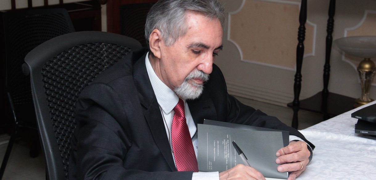 Desembargador Filgueira Mendes lança livro para comemorar 10 anos de TJCE