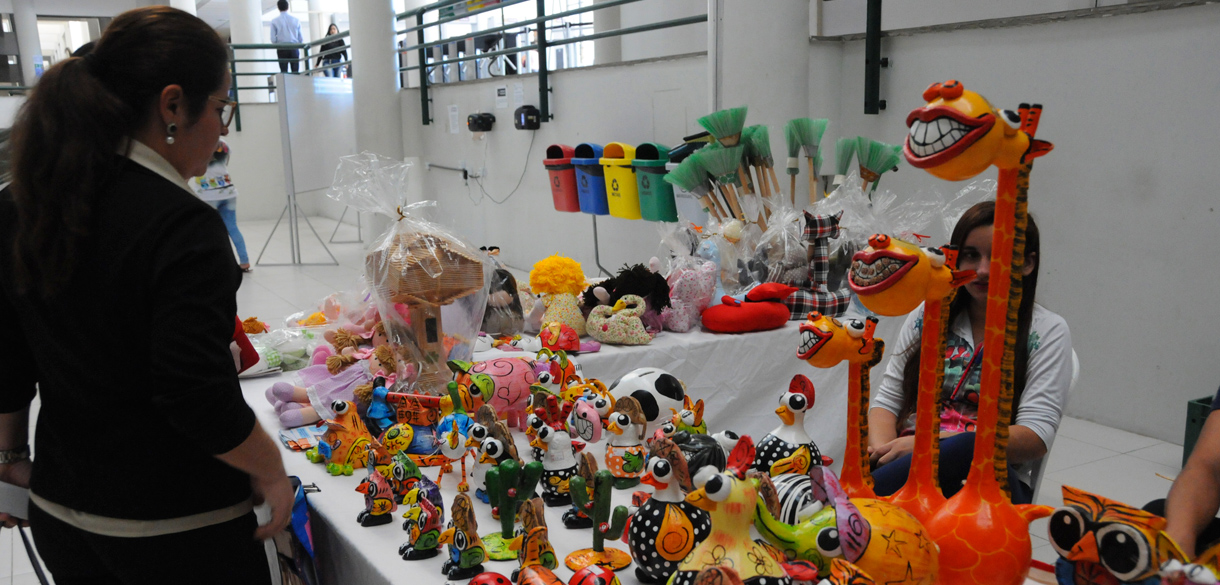Produtos criados por reeducandos do Projeto Fábrica Escola são expostos no Fórum Clóvis Beviláqua