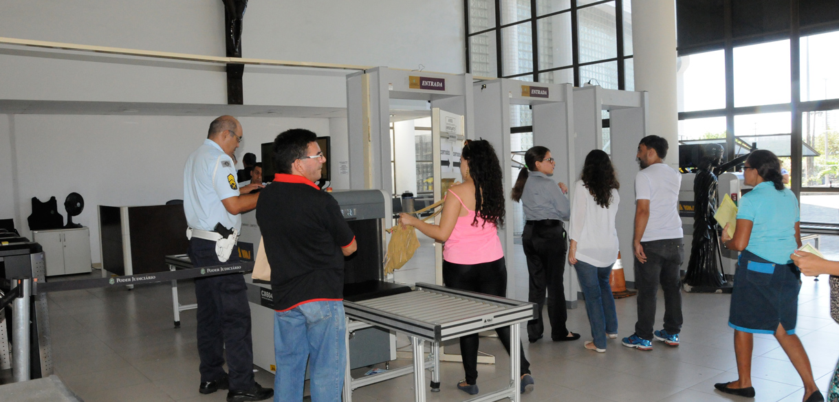Fórum de Fortaleza reforça segurança com instalação de scanner