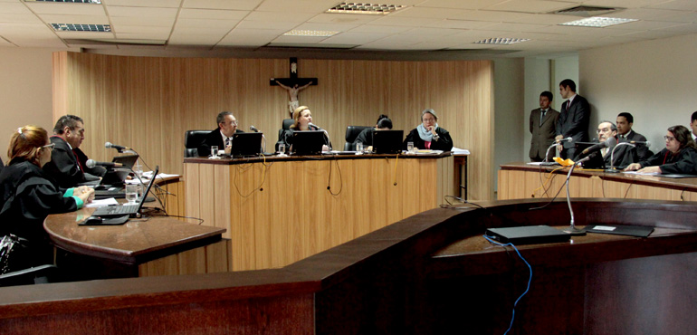 Poeta que teve obra publicada sem autorização deve receber R$ 8,8 mil de empresa
