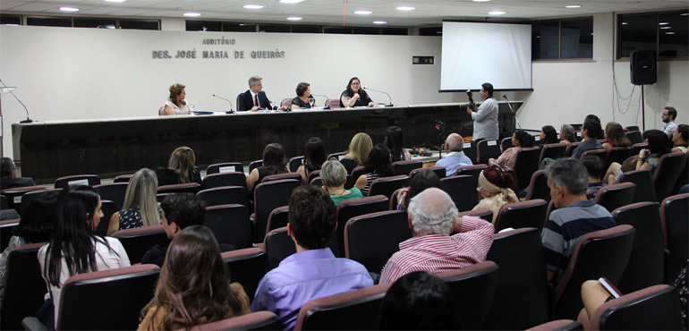 Lançamento de livro e palestras na Esmec destacam as lutas pelos direitos da mulher