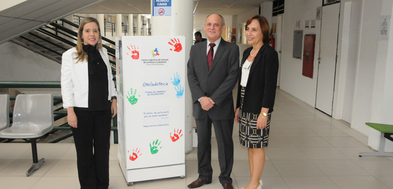 Projeto Geladoteca incentiva a leitura enquanto jurisdicionados aguardam audiência no Cejusc