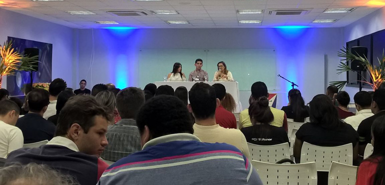 Juíza Rosa Mendonça fala sobre violência doméstica durante encontro universitário